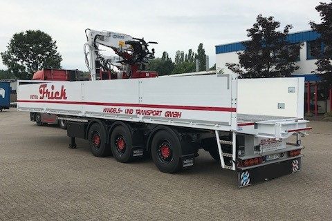 3-Achs Baustoff-Sattelauflieger mit Rollerkran