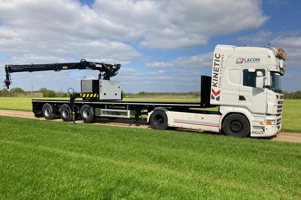 3-Achs-Plateu-Sattelauflieger mit Rollerkran