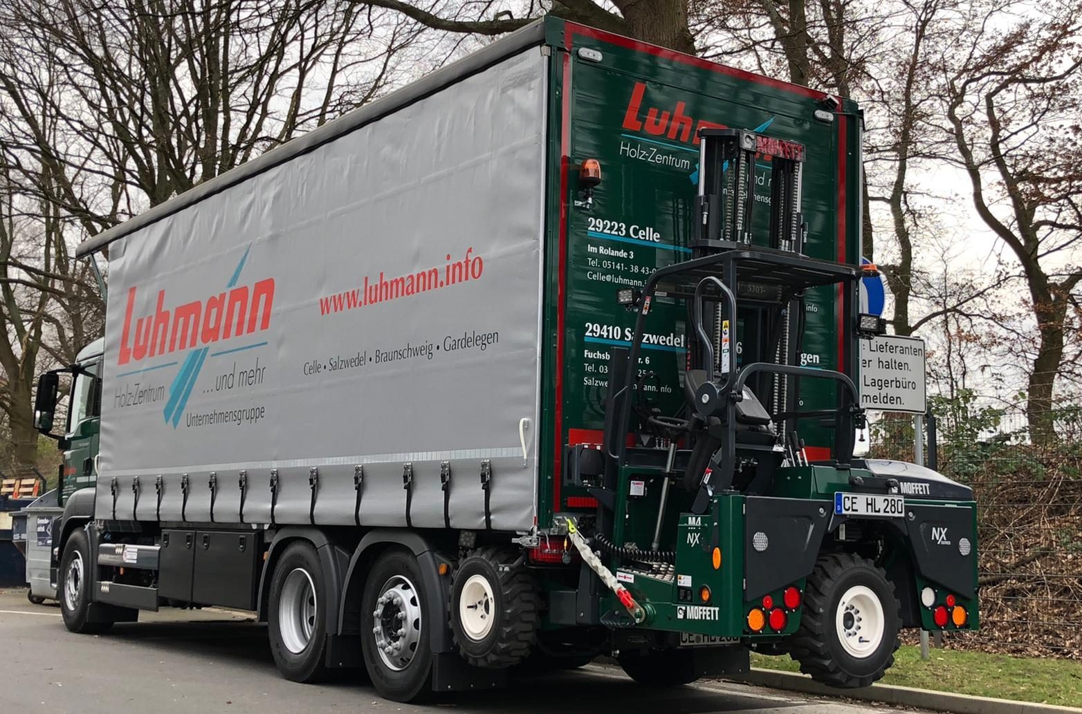 Schiebeplanenaufbau mit Mitnahmestaplerhalterung